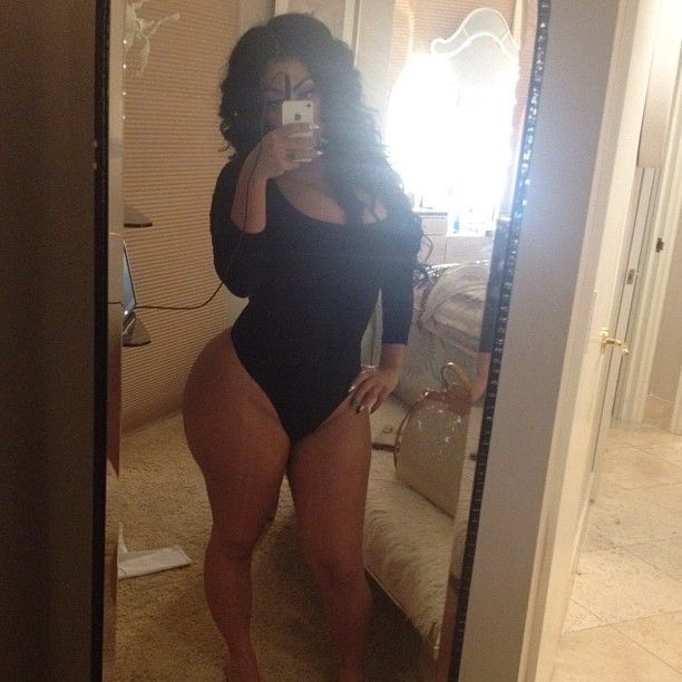 Hot and Thick Instagram Girls Taking Sexy Selfies