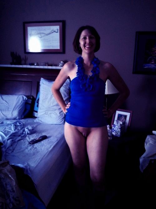 Mature cunt showed with a smile