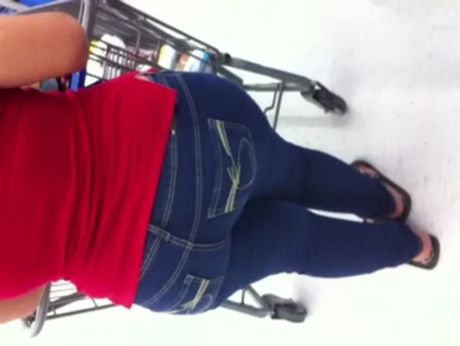 Latin milf candid booty at Walmart in Baton Rouge