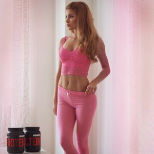 @pamela_rf (via selfshotmag): Heeelllloooo