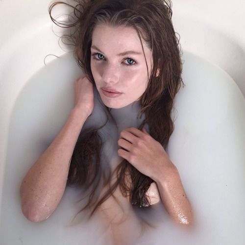 @mckennaberkley (via selfshotmag):
Behind the scenes of...