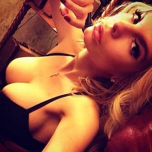 @juliagilas (via selfshotmag): Sexy girl