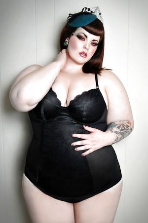 Photo with a superb full-figured lingerie
