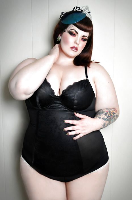 Photo with a superb full-figured lingerie