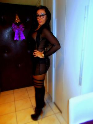 Brunette hotie in slutty outfit