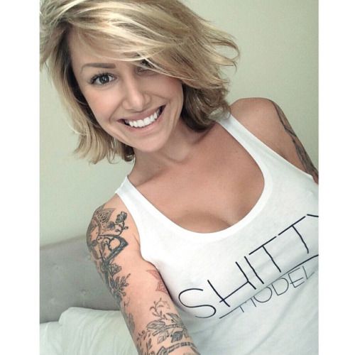@miss_tina_louise (via selfshotmag):
It’s raining out.....