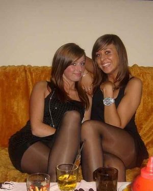 Deux belles brunettes en mini robe encollantée. Qu'en pensez vous Messieurs ?