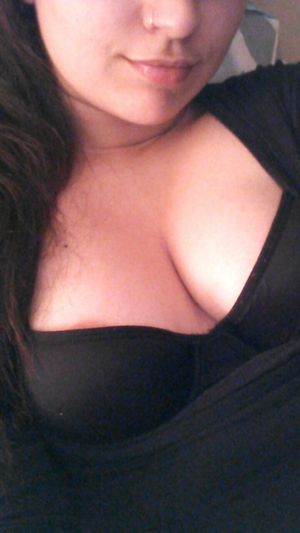 Simple cleavage shot :) (F) Gone Mild