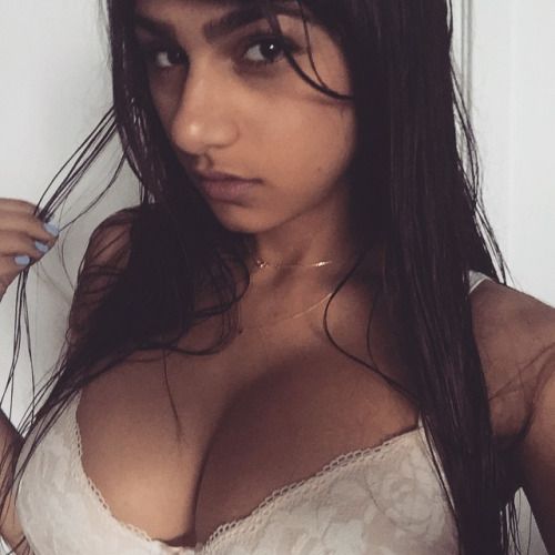 @miakhalifa1 (via selfshotmag):
Wet hair errywhereeee