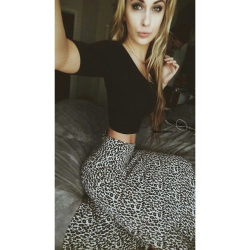 @purrbunny (via selfshotmag):
i luv this skirt ♡ #hipatrickhehe