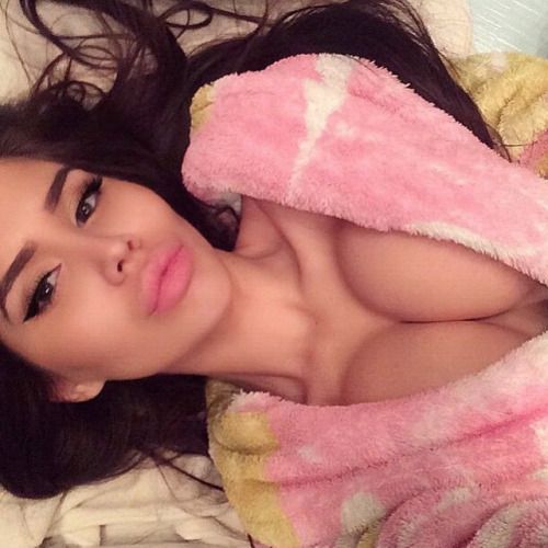 @juliagilas (via selfshotmag):
Check this hottie