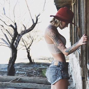 @miss_tina_louise (via selfshotmag): ..a beautiful heart can...