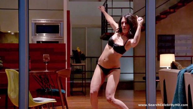 Lisa Edelstein - Girlfriends' Guide to Divorce - S01E03 - 2