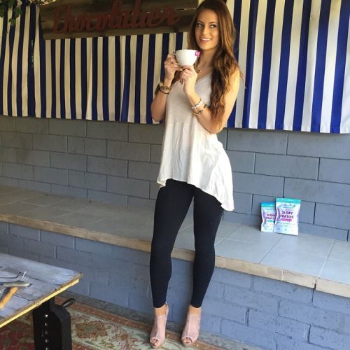 @hannahstocking via selfshotmag: Teatox time! W/ @SkinnyMintCom...