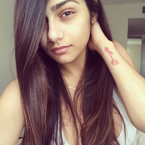 @miakhalifa1 (via selfshotmag):
With your feet on the air
And...