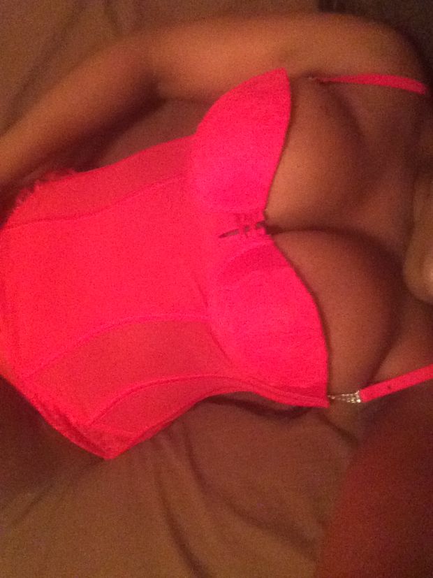 Paige, une jeune black avec l'esprit ouvert, vous donnera un massage plus un petit extra pour terminer le tout :)