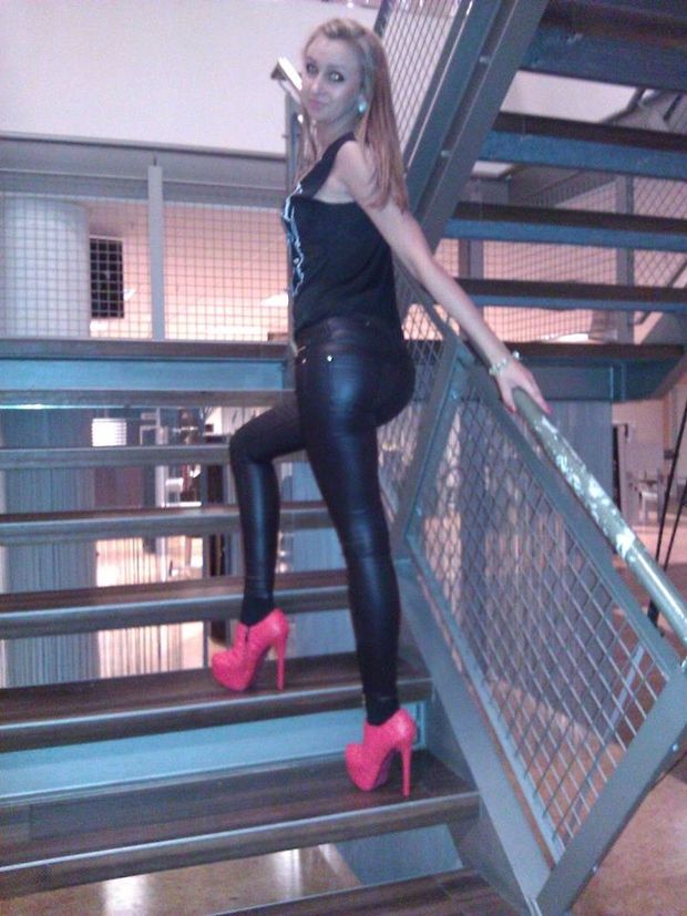 Blone babe in tight leggings on a stairs