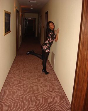 Drunk chick in a hotelhallway.