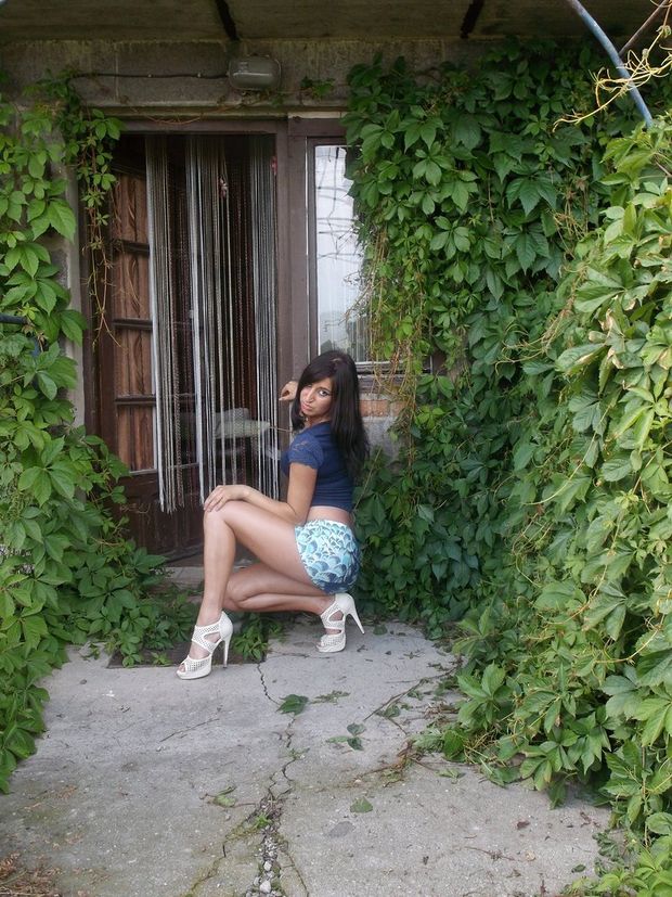Young bimbo posing