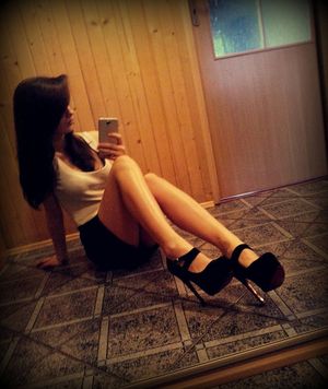 Leggy sweet eighteen with superb long legs on a floor, yeah selfie.