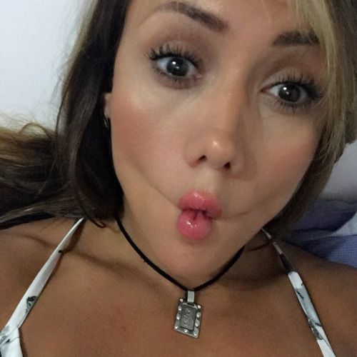 @niaisaza (via selfshotmag):
Por aquí mirando todo lo que...