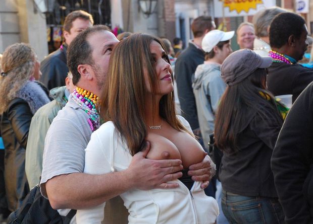 Flash my boobies in public!