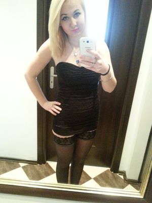 Modern 18 years old chick, it's time for selfie before going out with my girls...