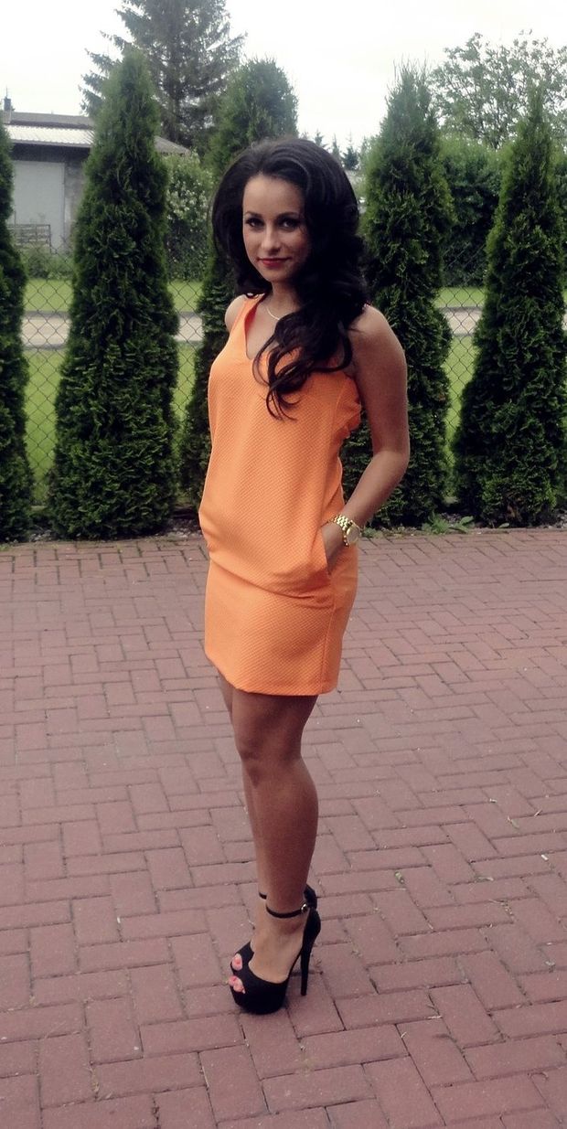 Leggy brunette going out in nice outfit. Inflamed knee will be very complementary.