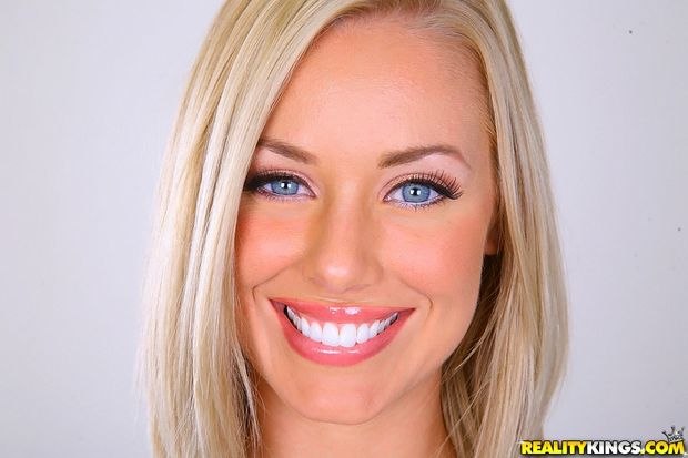 Horny babe Nicole Aniston is eager to show her tight ass in blue jeans babes pussy