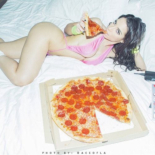 @xoxoalenapo via selfshotmag: Hottie