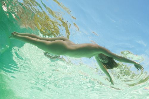 nude swimmer, skinny bathing, wet pussy, nudist in pool, nackte Schwimmer