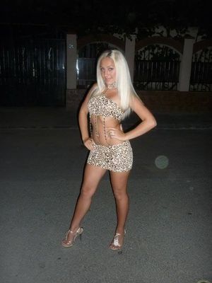 Blonde bimbo in her slutty outfit, dress + heels on her way to a dogging spot