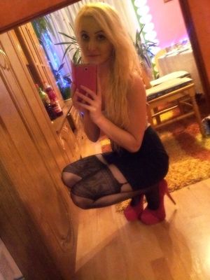 Blonde bimbo is taking one more slutty selfie