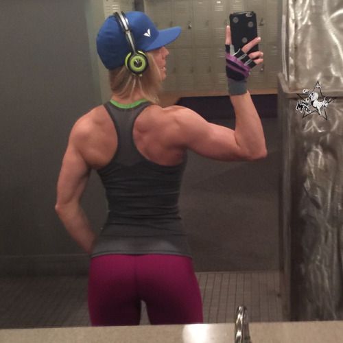 @calliebundy (via selfshotmag):
The burg-pump is the realest...