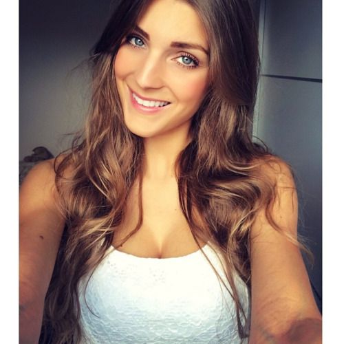 @celineschh (via selfshotmag): A tan for the beginning of spring...