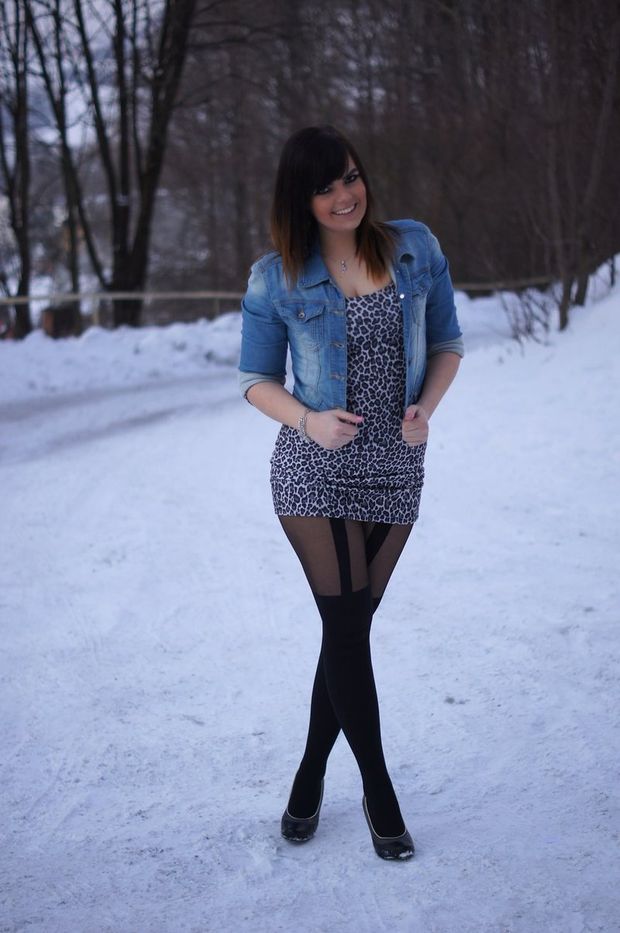 Extremly hot chick, outdoor in tight mini dress and heels druring cold winter