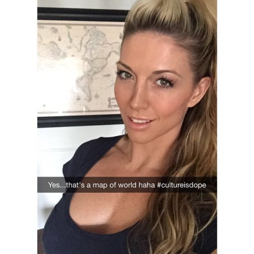 @calliebundy (via selfshotmag):
I dig people, travel, culture...