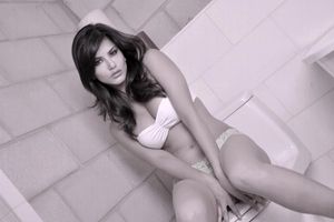 Sunny Leone Bathroom Selfie Nude