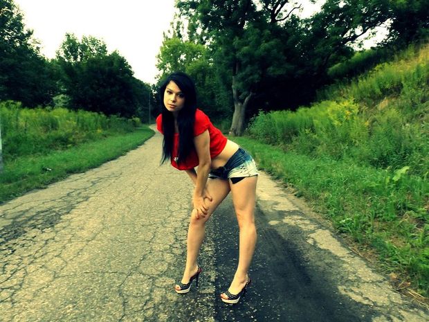 Hot dark hair hichhiker in shorts and peeptoe heels