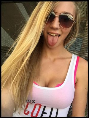 Kendra Sunderland Sexy Picture Non Nude