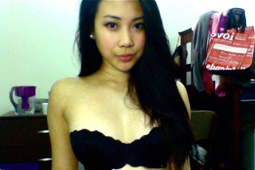 persistent-dreams:
tryna b cute n shit / avoiding homework ...