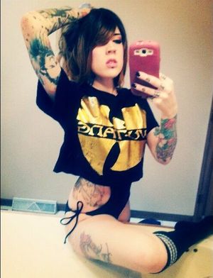 Emo babe make a selfi to show her new tattoos from her sexy body