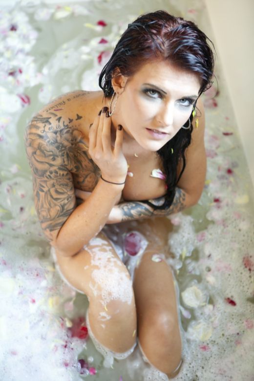 Amateur babe tattoo waiting her boyfriend in bath with rosses on it