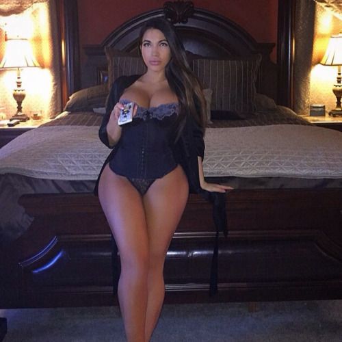 @aylen25 (via selfshotmag):
One of my fav times to wear my waist...