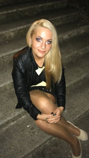 Party chick during break, it will be long way to home, especially when she combined alcohol with desires