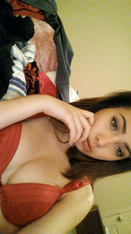 n4ked-er:

Red looks good on me