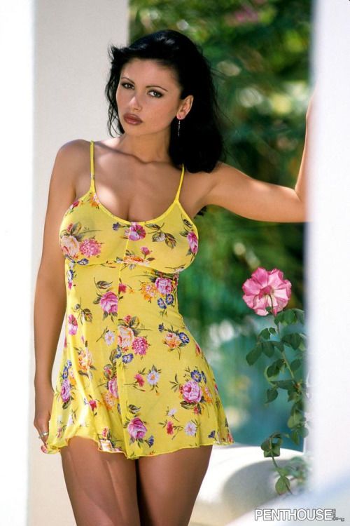 [Veronica Zemanova]Veronica Zemanova strips off her sexy yellow...