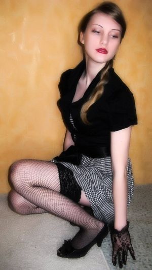 Pinup chick during kinky photoshoot