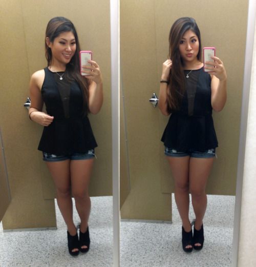 ev01ve:
dressing room selfies/
IG | Tumblr Bigboobs, Toket...