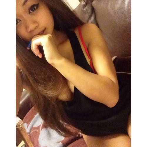 lillielux:

Had to put a bandaid on cuz I cut my finger with...